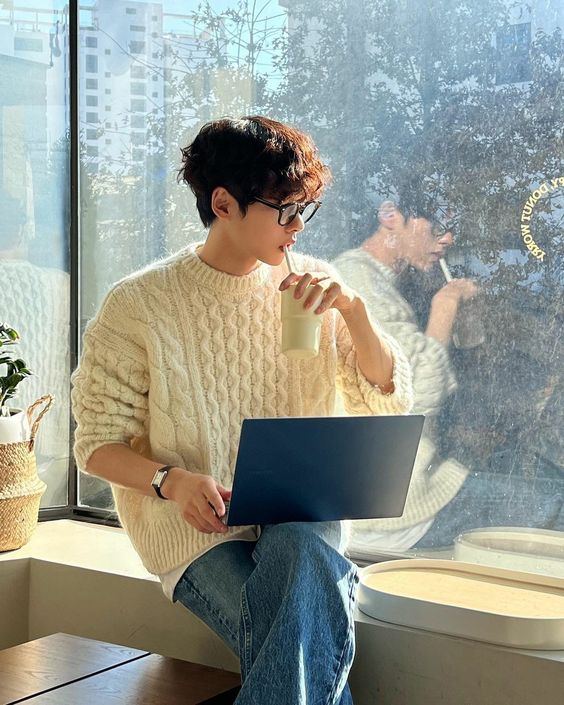 Chill in Style 2024 : Winter Korean Men's Outfit Ideas to Beat the Cold