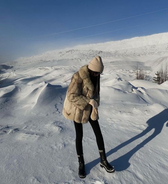 Après-ski Trend: How to Look Effortlessly Stylish After a Day on the Slopes