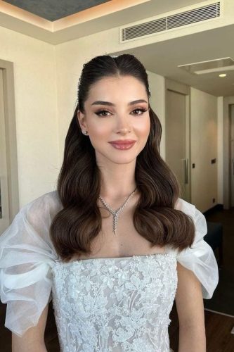 How to Style Middle Part Hairstyles in 2023