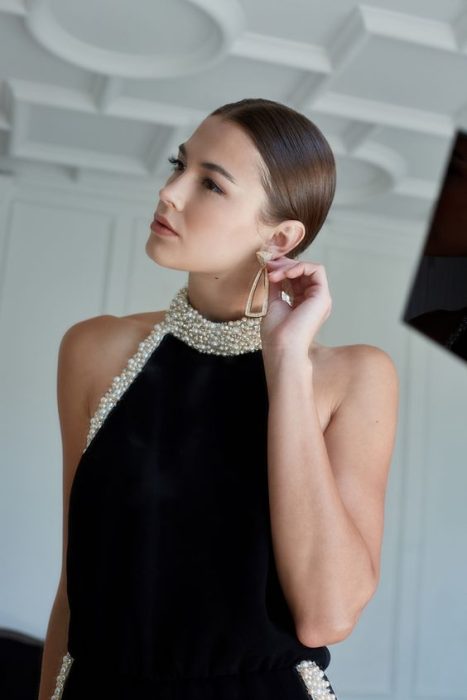 A Guide to Hairstyling According To The Neckline Styles