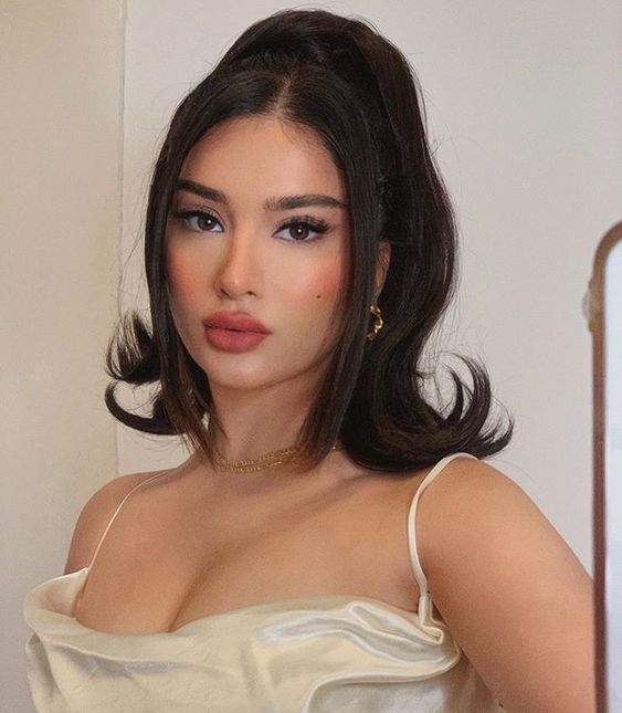 A Guide to Hairstyling According To The Neckline Styles