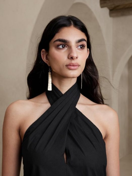 A Guide to Hairstyling According To The Neckline Styles