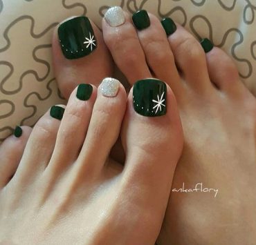 Season for Sparkling Toes: Christmas Pedicure Ideas