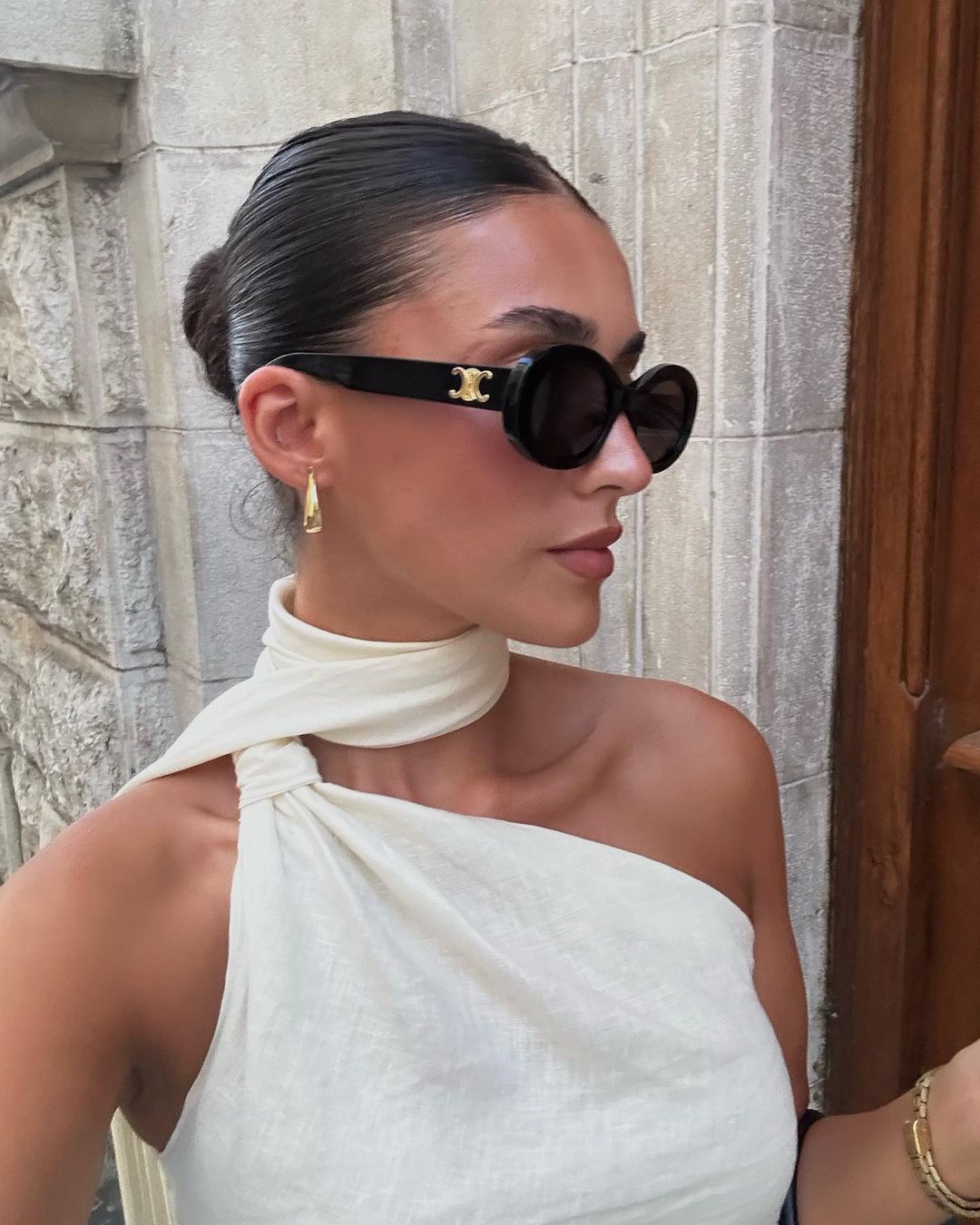 A Guide to Hairstyling According To The Neckline Styles