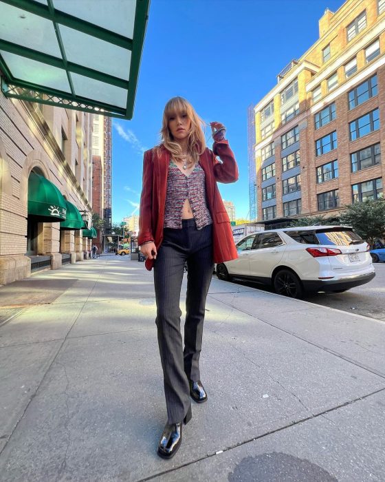 Classic Style Lessons from Suki Waterhouse Looks