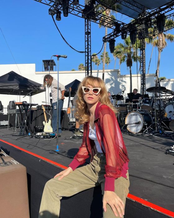 Classic Style Lessons from Suki Waterhouse Looks