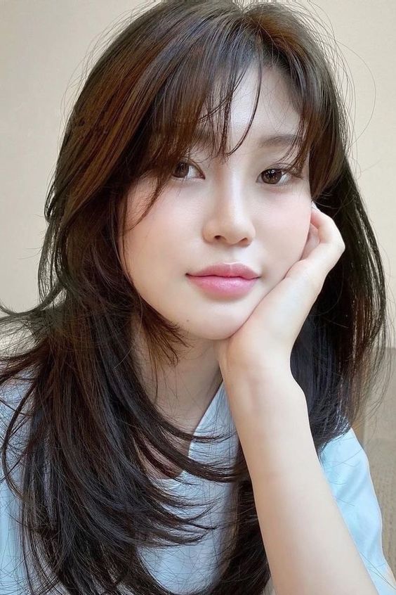 Achieving the Pretty Hair With Korean Wispy Bangs Trend