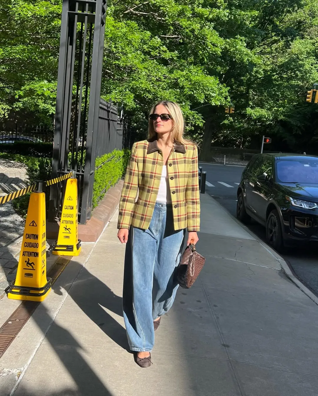 2025's Hottest Trend – How To Style Barrel Jeans Like A Fashionista