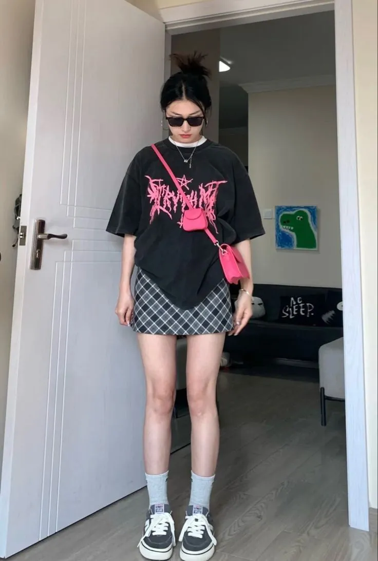 The Casual Outfit Formula With Oversized T-Shirt That Inspired By Korean Style