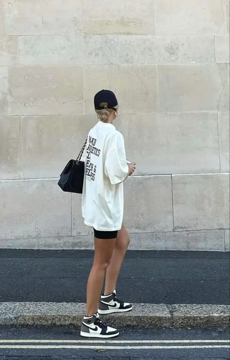 The Casual Outfit Formula With Oversized T-Shirt That Inspired By Korean Style