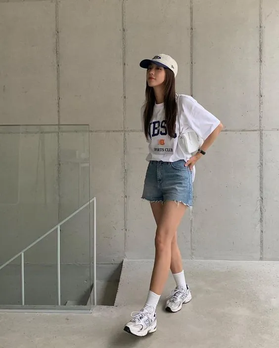 The Casual Outfit Formula With Oversized T-Shirt That Inspired By Korean Style
