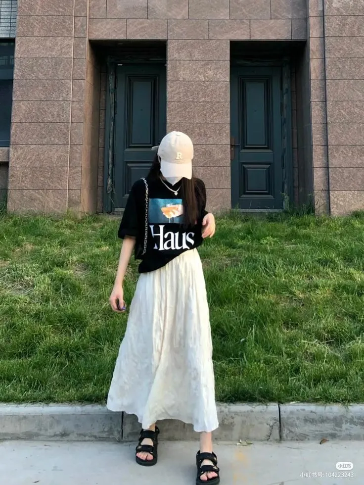 The Casual Outfit Formula With Oversized T-Shirt That Inspired By Korean Style