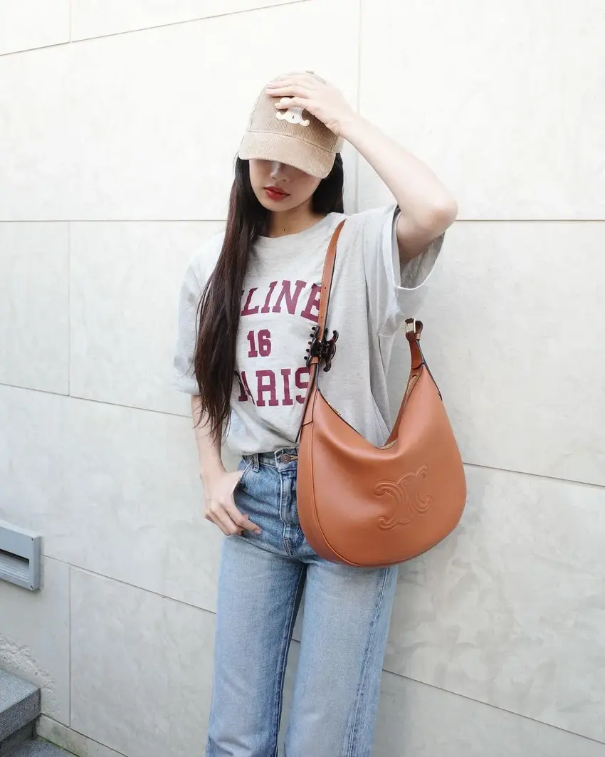 The Casual Outfit Formula With Oversized T-Shirt That Inspired By Korean Style