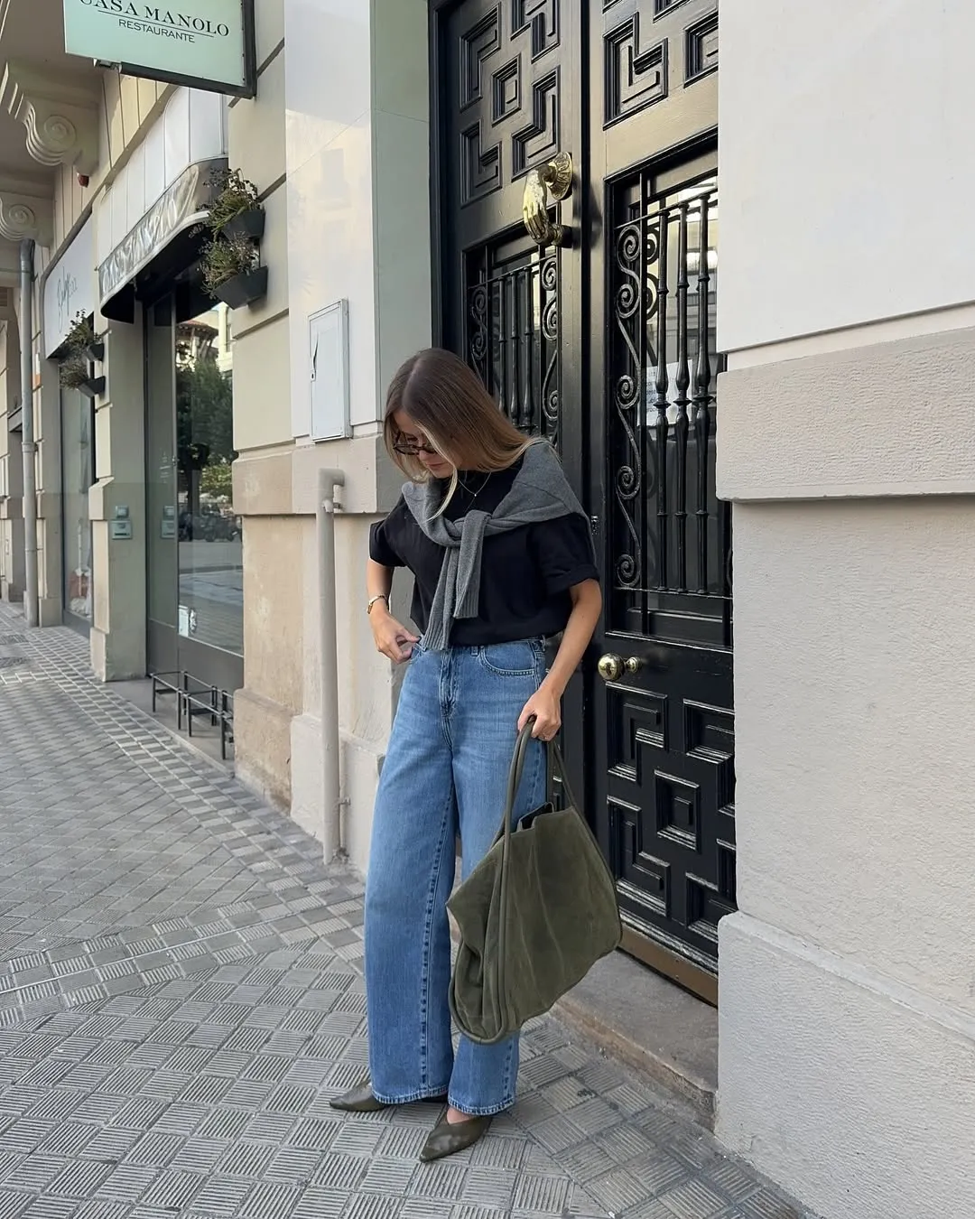 2025's Hottest Trend – How To Style Barrel Jeans Like A Fashionista